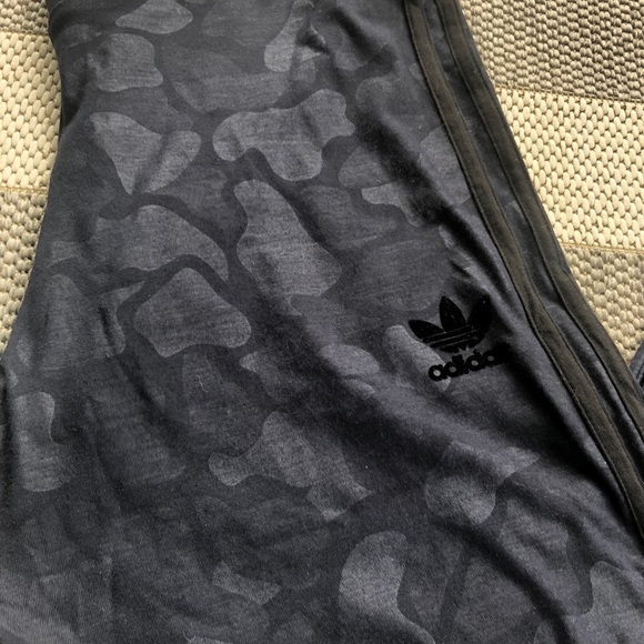 Adidas Navy Camo Leggings! 💙 - Picture 5 of 6
